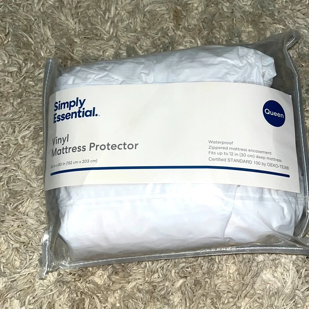 BED BATH & BEYOND - Mattress Protector